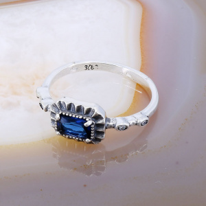 Inel Elegant din Argint Antichizat cu piatra albastra c2763