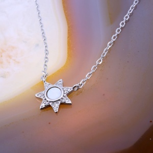 Lantisor Soare din argint cu pandantiv Sidef si Cristale Zirconia c1801