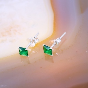 Cercei mici cu Piatra verde Patrata din argint 925 c4376