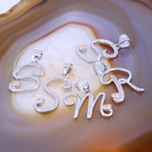 Pandantiv Litera scris Calicrafic cu cristale zirconia c1311