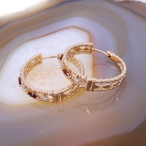 Cercei rotunzi placati cu aur rose si completati cu cristale rosii c4141 - Img 2
