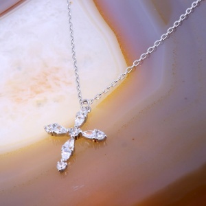 Lantisor din Argint cu pandantiv Cruce si Cristale Zirconia c1749
