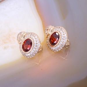 Cercei ovali eleganti placati cu aur rose si decorati cu cristale rosii zirconia c4046