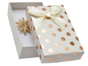 Cutie tip Cadou culoare Alb cu Buline Aurii si Funda Crem