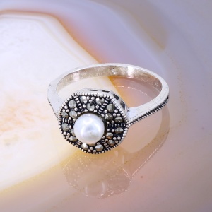 Inel cu pietre marcasite si perla alba din argint 925 c3169