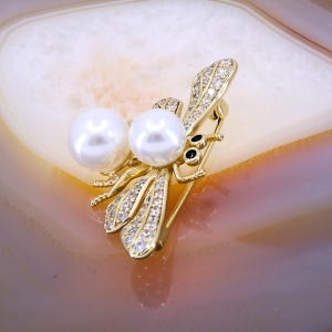 Brosa Bijuterie Placata cu Aur model Albina cu cristale si Perle Albe c239 - Img 2