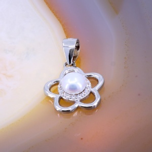 Pandantiv forma de Floare din Argint cu cristale si Perla Alba c1335