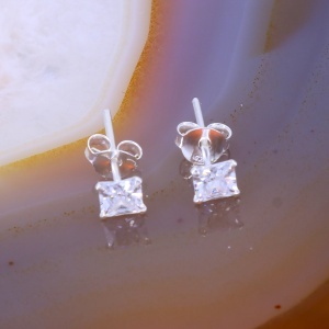 Cercei din argint model simplu classic cu piatra zirconia Patrata c4359
