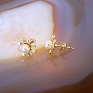 Cercei Placati cu aur 18K model Floricica cu Perla alba c4175
