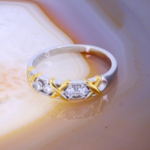 Inel din Argint 925 Placat cu Aur decorat cu cristale zircon si forme X c3158