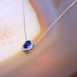 Lantisor din argint cu pandantiv oval cut si Cristal Albastru c1771