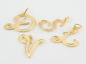Pandantiv Placat cu Aur 18k model Litere Caligrafice c188
