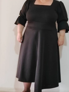 Haljina za punije dame sa kocka izrezom