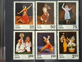 India 1975 - dansuri, serie neuzata