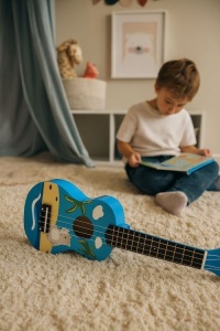 Ukulele drvena gitara za decu sa 4 najlonske žice i trzalicom plava – ECOTOYS - Img 12