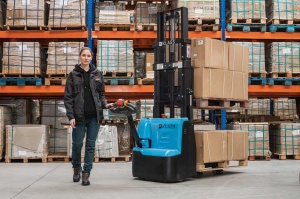 CDD12ER-N Transpalet electric cu catarg 1.200 kg, ridicare dubla, inaltime maxima de ridicare 2.500 mm - Img 2