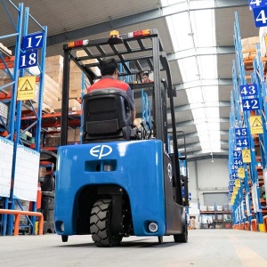 EFS151, Stivuitor electric cu 3 roti 1.500 kg, cabina deschisa, inaltime de ridicare 3.600 - 4.300 mm - Img 2