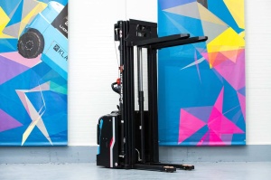 RSL16 PRO Transpalet electric cu catarg 1.600 kg, baterie Li-Ion, platforma rabatabila, inaltime de ridicare 5.500 mm - Img 9