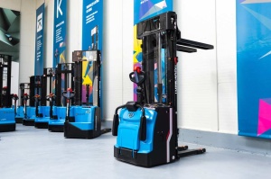 RSL16 PRO Transpalet electric cu catarg 1.600 kg, baterie Li-Ion, platforma rabatabila, inaltime de ridicare 5.500 mm - Img 16