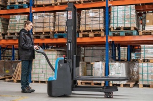 CDD12ER-N Transpalet electric cu catarg 1.200 kg, ridicare dubla, inaltime maxima de ridicare 2.500 mm - Img 3