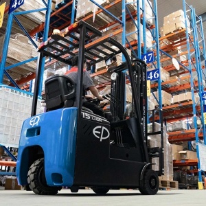 EFS151, Stivuitor electric cu 3 roti 1.500 kg, cabina deschisa, inaltime de ridicare 3.600 - 4.300 mm - Img 3