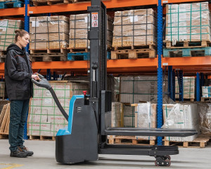 ES1225 MMi, Transpalet electric cu ridicare dubla, capacitate maxima 1.200 kg., inaltime maxima de ridicare 2.500 mm - Img 7