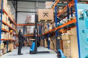 QDA12EL Transpalet electric cu catarg 1.200 kg, inaltime de ridicare 2.000 - 2.500 mm - Img 11