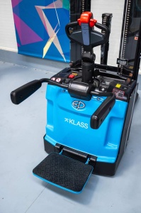 RSL16 PRO Transpalet electric cu catarg 1.600 kg, baterie Li-Ion, platforma rabatabila, inaltime de ridicare 5.500 mm - Img 17