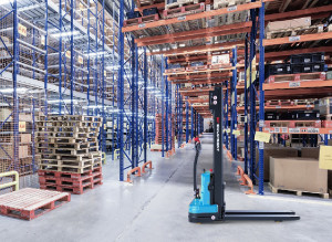 EST124 Transpalet electric cu catarg 1.200 kg, inaltime de ridicare 2.500 - 3.000 mm - Img 4