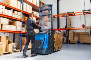 CDD16-A2FLIH Transpalet electric cu catarg 1.600 kg, baterie Li-Ion, platforma rabatabila, inaltime de ridicare 5.400 mm - Img 2
