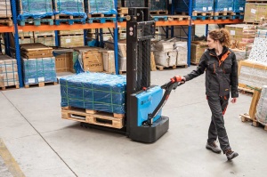 EST122 Transpalet electric cu catarg 1.200 kg, inaltime de ridicare 2.700 - 3.600 mm - Img 2
