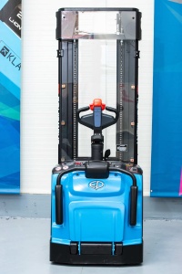 RSL16 PRO Transpalet electric cu catarg 1.600 kg, baterie Li-Ion, platforma rabatabila, inaltime de ridicare 5.500 mm - Img 8