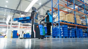 RSL16 PRO Transpalet electric cu catarg 1.600 kg, baterie Li-Ion, platforma rabatabila, inaltime de ridicare 5.500 mm - Img 2