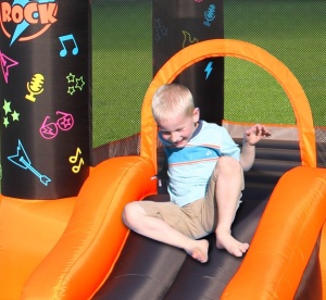 Saltea gonflabila interactiva Kidz Rock cu loc pentru sarituri, tobogan si 6 paduri cu lumini si sunete - Img 6