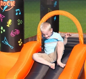 Saltea gonflabila interactiva Kidz Rock cu loc pentru sarituri, tobogan si 6 paduri cu lumini si sunete - Img 6