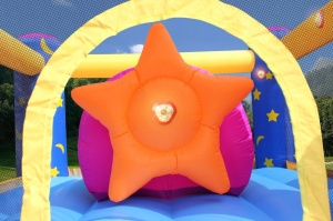 Saltea gonflabila Fantasy Unicorn cu tobogan, loc pentru sarituri si 6 paduri cu lumini si sunete - Img 3