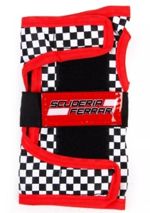 Role Ferrari, reglabile, masura 29 - 32, culoare rosie, cu set protectie si casca - Img 5
