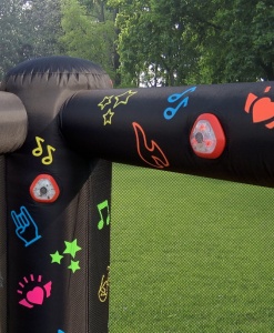 Saltea gonflabila interactiva Kidz Rock cu loc pentru sarituri, tobogan si 6 paduri cu lumini si sunete - Img 3