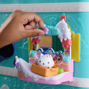 GABBYS DOLLHOUSE FILMUL SET BALCONUL DIN DULCIURI SI FIGURINA PISICA CAKEY CU ACCESORII - Img 4