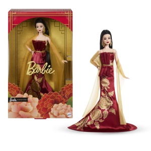 Papusa Barbie Signature Anul Nou 2026, rochie rosie cu motive florale aurii, capa aurie, 33x20.5x7.5cm, multicolor