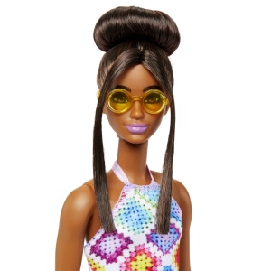 PAPUSA BARBIE FASHIONISTA SATENA CU OCHELARI DE SOARE GALBENI - Img 3