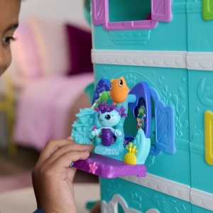 GABBYS DOLLHOUSE FILMUL SET BALCONUL ACVARIU SI FIGURINA MERCAT CU ACCESORII - Img 3