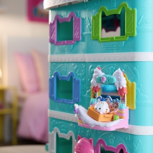 GABBYS DOLLHOUSE FILMUL SET BALCONUL DIN DULCIURI SI FIGURINA PISICA CAKEY CU ACCESORII - Img 6