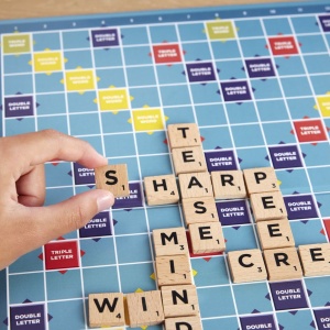 JOC SCRABBLE 2 IN 1 DIN LEMN IN LIMBA ENGLEZA - Img 7