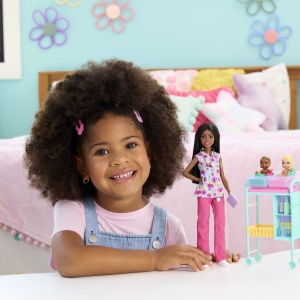 Papusa Barbie Bruneta Set de Joaca Medic Pediatru, multicolor, 32.5x19x6.5cm - Img 3