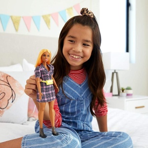 PAPUSA BARBIE FASHIONISTA CU ROCHIE TIP BLAZER ROZ IN CAROURI - Img 3