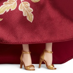 Papusa Barbie Signature Anul Nou 2026, rochie rosie cu motive florale aurii, capa aurie, 33x20.5x7.5cm, multicolor - Img 6