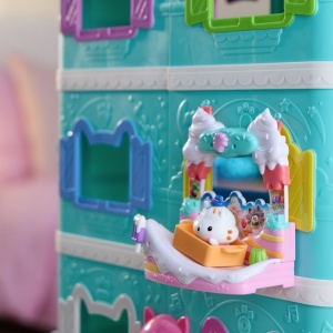 GABBYS DOLLHOUSE FILMUL SET BALCONUL DIN DULCIURI SI FIGURINA PISICA CAKEY CU ACCESORII - Img 7