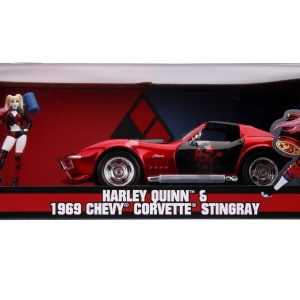 MASINUTA DIN METAL HARLEY QUINN 1969 CHEVY CORVETTE SCARA 1:24