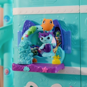 GABBYS DOLLHOUSE FILMUL SET BALCONUL ACVARIU SI FIGURINA MERCAT CU ACCESORII - Img 5